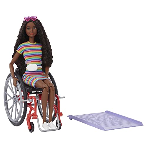 Barbie GRB94 - Fashionistas Puppe mit Rollstuhl und gekräuselten braunen Haaren, Kleid mit Regenbogenstreifen, weiße Sneaker, Sonnenbrille und Gürteltasche, Spielzeug für Kinder von 3 bis 8 Jahren von Barbie