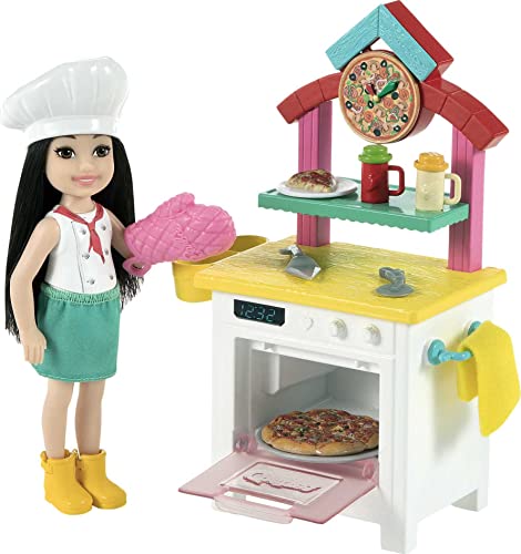 Barbie GTN63 - Chelsea-Pizzabäckerin mit brünetter Chelsea-Puppe (ca. 15 cm), Pizzaofen, 2 Gewürzdosen, Pizzaschale und mehr, tolles Geschenk für Kinder ab 3 Jahren von Barbie
