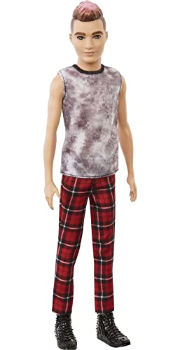 Barbie GVY29 - Ken Fashionistas Puppe mit Pinkem Haar, ärmellosem Batikoberteil, roter Karohose und schwarzen Stiefeln, Spielzeug für Kinder von 3 bis 8 Jahren von Barbie