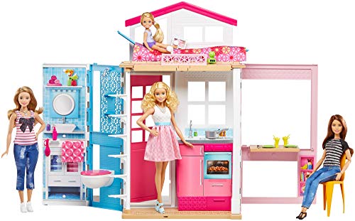 Barbie GXC00 - 2-Etagen Ferienhaus und Puppe, zusammenklappbar, mit Tragegriff, mehrere Spielbereiche, enthaltene Möbel & themenbezogene Aufkleber + Zubehörteile, Puppenhaus, Spielzeug ab 3 Jahren von Barbie