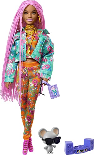Barbie GXF09 - Extra Puppe, pinke Flechtzöpfe, in Floral bedruckter Jacke & Hose, DJ Haustier-Maus, mehrlagiges Outfit & Accessoires, flexible Gelenke, Spielzeug Geschenk für Kinder ab 3 Jahren von Barbie