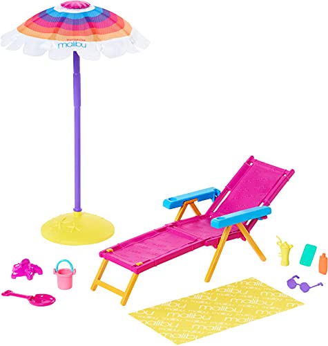 Barbie GYG17 - Loves The Ocean Strandspaß Spielset mit Liegestuhl, Sonnenschirm und Zubehörteile aus recyceltem Kunststoff, Spielzeug Geschenk für Kinder von 3 bis 7 Jahren von Barbie