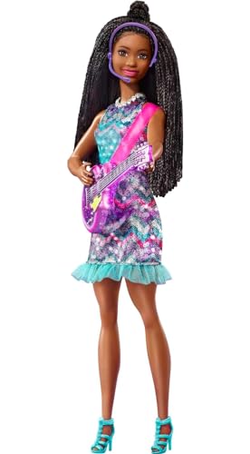 Barbie GYJ22 - Bühne frei für große Träume Brooklyn Puppe (ca. 30 cm, braune Zöpfe) mit Melodien aus dem Film, Lichtern, Mikrofon und Accessoires, Geschenk für Kinder ab 3 Jahren von Barbie