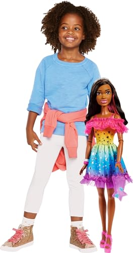 Barbie Große Puppe mit dunkelbraunem Haar, 71,1 cm groß, Regenbogenkleid und Styling-Zubehör, inklusive Sternschnuppe Handtasche von Barbie