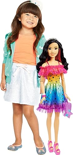 Barbie Große Puppe mit schwarzen Haaren, 28 Zoll groß, Regenbogenkleid und Styling-Zubehör inklusive Shooting Star Handtasche Barbie Große Puppe mit schwarzen Haaren, 28 Zoll groß, Regenbogenkleid und Styling-Zubehör inklusive Shooting Star Handtasche von Barbie