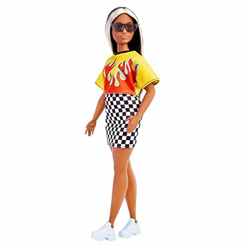 Barbie HBV13 - Fashionistas Puppe, langes gesträhntes Haar & Flammen-Crop-Top, Karierter Rock, Turnschuhe & Sonnenbrille, Spielzeug Geschenk für Kinder ab 3 Jahren von Barbie