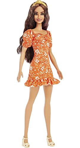 Barbie HBV16 - Fashionistas Puppe, langes gewelltes brünettes Haar, Stirnband, orangefarbenes Kleid mit Blumendruck, Rüschendetails und Absätzen, Spielzeug für Kinder ab 3 Jahren von Barbie