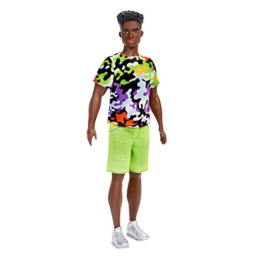 Barbie HBV23 - Ken Fashionistas Puppe, breit, schwarzes lockiges Haar, mehrfarbiges Print-Shirt, grüne Shorts, Turnschuhe, Puppen Spielzeug für Kinder ab 3 Jahren Barbie HBV23 - Ken Fashionistas Puppe, breit, schwarzes lockiges Haar, mehrfarbiges Print-Shirt, grüne Shorts, Turnschuhe, Puppen Spielzeug für Kinder ab 3 Jahren von Barbie