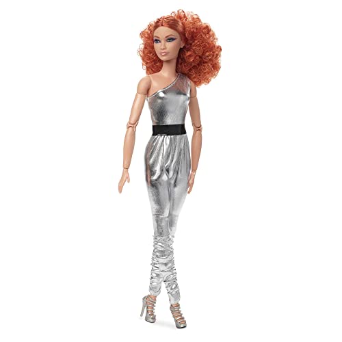 Barbie Signature Looks Puppe, roten Locken, silbern glänzendem Jumpsuit, silbernen High Heels, Mode Sammelfigur, inkl Puppe,HBX94 von Barbie