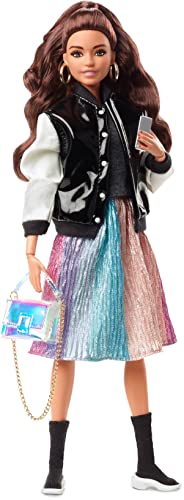 Barbie HCB75 - Signature @BarbieStyle bewegliche Modepuppe (brünett) mit Zwei Tops, Rock, Jeans, Jacke, Zwei Paar Schuhen und Zubehör, Spielzeug für Sammler von Barbie