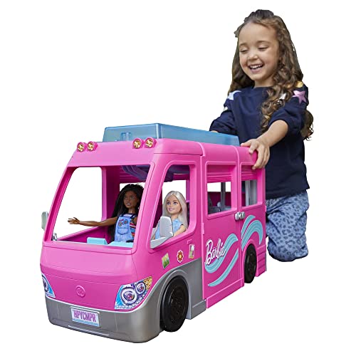 Barbie Super Abenteuer-Camper Fahrzeug, mit 7 Spielbereichen, inkl. Pool und Rutsche, 60+ Barbie-Camping-Zubehörteilen, ohne Barbie Puppe, Geschenk, ab 3 Jahren geeignet, HCD46 von Barbie