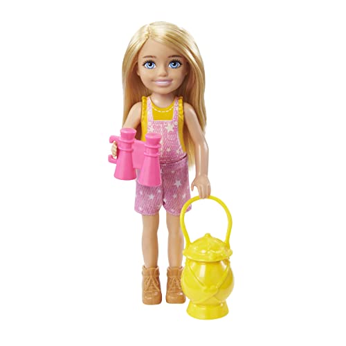 Barbie Chelsea Serie, Chelsea Camping Puppe mit blonden Haaren, Haustier Eule, Schlafsack, Kissen, Laterne, Fernglas, Camping Zubehör, Geschenk für Kinder, Spielzeug ab 3 Jahre,HDF77 von Barbie