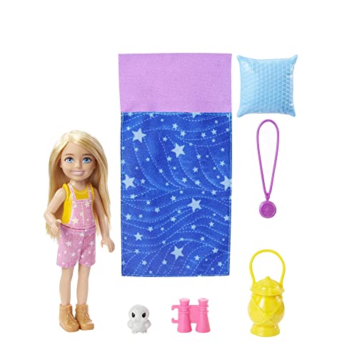 Barbie Chelsea Serie, Chelsea Camping Puppe mit blonden Haaren, Haustier Eule, Schlafsack, Kissen, Laterne, Fernglas, Camping Zubehör, Geschenk für Kinder, Spielzeug ab 3 Jahre,HDF77 von Barbie