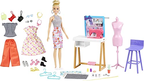 Barbie HDY90 - Modedesigner-Puppe (30,40 cm) & Studio, 25+ Design- und Modezubehör, Design-Schreibtisch, Stuhl, Nähmaschine, Stoffmuster, Schaufensterpuppe & mehr, Spielzeug ab 3 Jahren von Barbie
