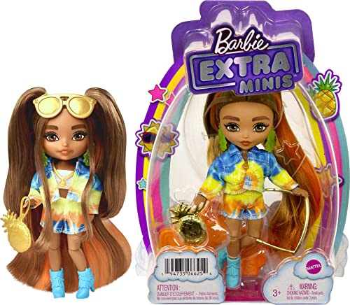 Barbie HHF81 - Extra Minis Puppe #5 (brünette Haare) mit Batik-Jacke und Shorts, inklusive Puppen-Ständer und Zubehör wie Sonnenbrille und Handtasche, Spielzeug für Kinder ab 3 Jahren von Barbie