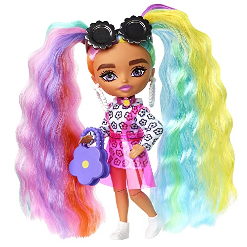 Barbie HHF82 - Extra Minis Puppe #6 (Bunte Haare) mit Blumen-Kleid, inklusive Puppen-Ständer und Zubehör wie Sonnenbrille und Geldbörse, Spielzeug für Kinder ab 3 Jahren von Barbie