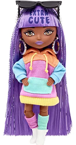 Barbie Extra Minis, Schwarze lila Haaren und extra süßem Pony, buntes Sweatshirt-Kleid, Rucksack, Sonnenbrille, Schmuck, inkl Puppe, Geschenk für Kinder, Spielzeug ab 3 Jahre,HJK66 von Barbie