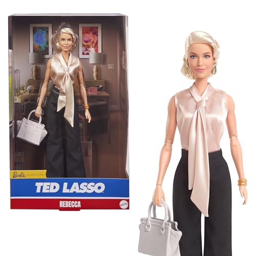 BARBIE Rebecca Welton - Sammelpuppe, Ted Lasso Kollektion, champagnerfarbene Bluse, maßgeschneiderte Hose, goldfarbene Ohrringe, Handtasche, für Kinder ab 3 Jahren, HJW93 von Barbie