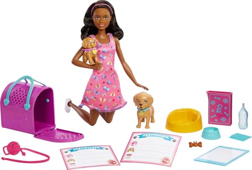 Barbie HKD87 - Puppe & Welpenadoption-Spielset mit brünetter Puppe in pinkem Kleid, 2 Welpen, Hunde und Toilettenmatte mit Farbwechseleffekt, Transportbox und 10 Zubehörteile, ab 3 Jahren von Barbie