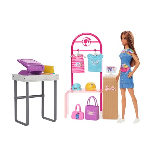 Barbie Mode-Boutique Spielset - Foliendesigns Puppe, über 150 originelle Looks, inklusive 2 Oberteile und 5 Folienblätter, Kleiderständer und Kreditkartenlesegerät, ab 3 Jahren, HKT78 von Barbie