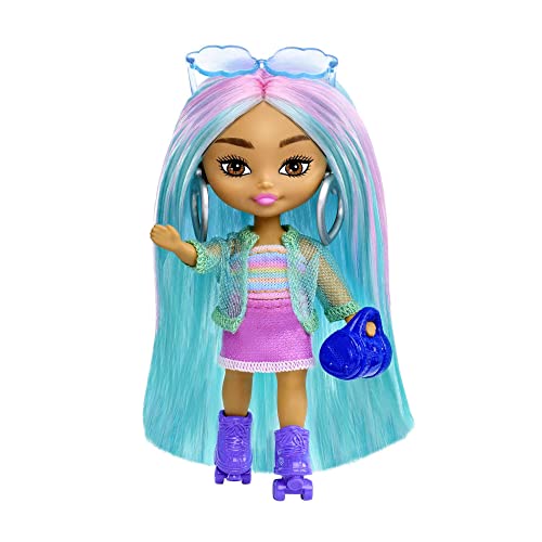 Barbie Extra Mini Minis, Extra Mini Minis Barbiepuppe mit blauen und rosa Haaren, Buntem Outfit, lila Rollschuhen, Blauer Handtasche und weiterem Barbiezubehör, Geschenk für Kinder ab 3 Jahren,HLN45 von Barbie