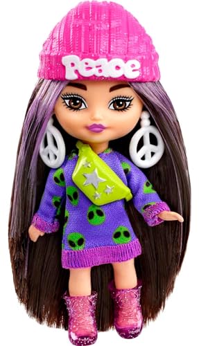 Barbie Extra Mini Minis, Extra Mini Minis Barbiepuppe mit braunen Haaren, Alien Pullover Kleid,Hut, Peace Zeichen Ohrringe, Gürteltasche Zubehör, als Geschenk geeignet,HLN46 von Barbie