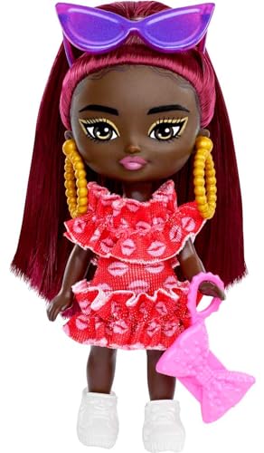 Barbie Extra Mini Minis, Extra Mini Minis Schwarze Barbiepuppe mit roten Haaren, rotem Kleid, Handtasche mit Schleife, Sonnenbrille und anderem Barbiezubehör, Geschenk für Kinder ab 3 Jahren,HLN47 von Barbie