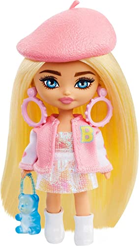 Barbie Extra Mini Minis, Extra Mini Minis Barbiepuppe mit blonden Haaren, rosa & weißem Outfit,Baskenmütze, Gummibärchentasche & anderem Barbiezubehör, Geschenk für Kinder ab 3 Jahren,HLN48 von Barbie