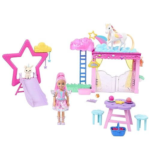 Barbie Ein Verborgener Zauber - Chelsea-Puppe und Baby-Pegasus Spielset mit Stall, Rutsche, Regendusche, Zubehör, für Kinder ab 3 Jahren, HNT67 von Barbie