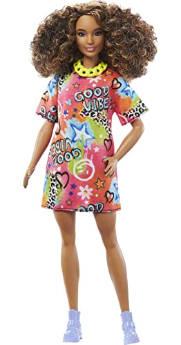 Barbie HPF77 Puppe, Spielzeug für Kinder, lockige, braune Haare, Fashionistas, athletischer Körperbau, T-Shirt-Kleid mit Graffiti-Druck, Kleidung und Accessoires, ab 3 Jahren Barbie HPF77 Puppe, Spielzeug für Kinder, lockige, braune Haare, Fashionistas, athletischer Körperbau, T-Shirt-Kleid mit Graffiti-Druck, Kleidung und Accessoires, ab 3 Jahren von Barbie