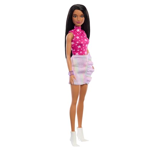Barbie Fashionistas Puppe Nr. 215 mit schwarzem, glattem Haar, pinkem Oberteil mit Sternenmuster und schillerndem Rock, Modepuppe zum Sammeln anlässlich des 65. Jubiläums, HRH13 von Barbie