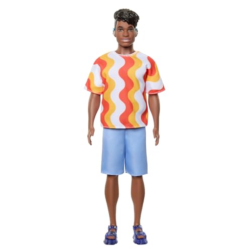 Barbie Fashionistas Ken-Puppe Nr. 220 mit Hörgeräten und breiter Körperform in einem abnehmbaren Shirt mit orangefarbenem Muster, Shorts und Plateau-Sandalen, HRH23 Barbie Fashionistas Ken-Puppe Nr. 220 mit Hörgeräten und breiter Körperform in einem abnehmbaren Shirt mit orangefarbenem Muster, Shorts und Plateau-Sandalen, HRH23 von Barbie