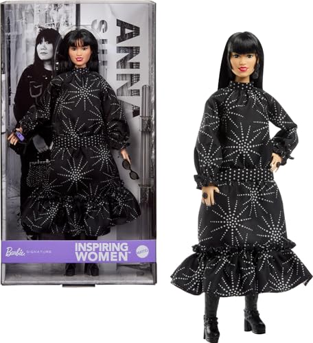 Barbie Inspirierende Anna Sui Puppe für Damen, Sammlerstück im Boho-Chic, schwarzes Kleid, Outfit mit Stiefeln, Sonnenbrille und Parfüm-Accessoire von Barbie