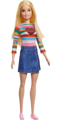 Barbie Puppe, Malibu Barbie aus der Adventure for Two Barbie Serie, Barbie mit blonden Haaren, Herz Shirt, Denim Shirt, inkl. Barbie Puppe, Geschenk für Kinder, Spielzeug ab 3 Jahre,HGT13 von Barbie