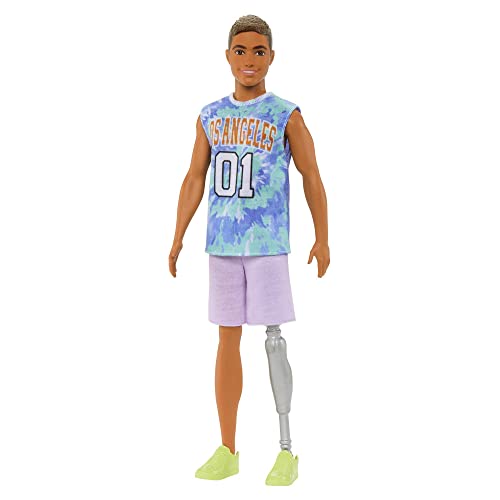 Barbie Ken Fashionistas Puppe Nr. 212 mit Beinprothese in Shirt mit Los Angeles-Aufschrift, fliederfarbenen Shorts und Turnshuhen, HJT11 von Barbie
