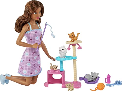 Barbie Kitty Condo Spielset, Barbie mit braunen Haaren, 5 Kätzchen, Katzenspielzeug, Katzenturm, Barbie-Zubehör, inkl. Barbie-Puppe, Geschenk für Kinder, Spielzeug ab 3 Jahre,HHB70 von Barbie