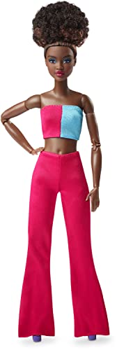 Barbie Signature Looks Puppe, Schwarze natürlichem schwarzen Haar, Colourblock Outfit, Crop Top, Flared Pants, Hot Pink Outfit, Fashion Sammelfigur, inkl Puppe,HJW81 von Barbie
