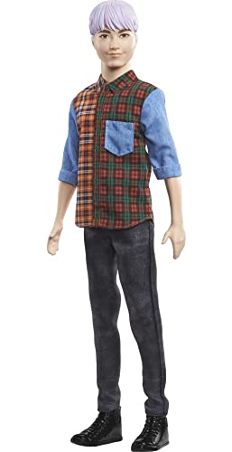 Barbie Mattel Ken Fashionista, mit modelliertem lila Haar mit einem farbblockierten Karomuster, schwarzen Denim-Hosen und Stiefeln von Barbie