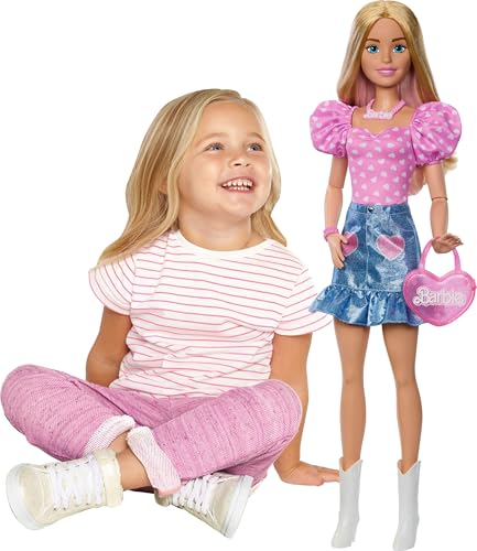 Barbie-Modepuppe blond 71 cm mit Abnehmbarer Kleidung, pinkfarbenem Oberteil, Jeansrock und Cowboystiefeln, Halskette und Handtasche, HYT84 Barbie-Modepuppe blond 71 cm mit Abnehmbarer Kleidung, pinkfarbenem Oberteil, Jeansrock und Cowboystiefeln, Halskette und Handtasche, HYT84 von Barbie