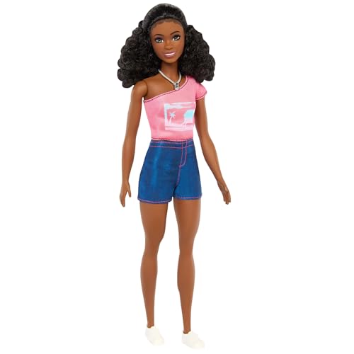 Barbie Mysteries: Beach Detectives“ Barbie Brooklyn“ Modepuppe mit unverkennbarem Outfit zum An- und Ausziehen und Accessoires inklusive Halskette, JFV64 Barbie Mysteries: Beach Detectives“ Barbie Brooklyn“ Modepuppe mit unverkennbarem Outfit zum An- und Ausziehen und Accessoires inklusive Halskette, JFV64 von Barbie