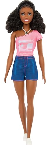 Barbie Mysteries: Beach Detectives“ Barbie Brooklyn“ Modepuppe mit unverkennbarem Outfit zum An- und Ausziehen und Accessoires inklusive Halskette,JFV64 Barbie Mysteries: Beach Detectives“ Barbie Brooklyn“ Modepuppe mit unverkennbarem Outfit zum An- und Ausziehen und Accessoires inklusive Halskette,JFV64 von Barbie