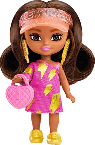 Barbie-Puppe, Barbie Extra Mini Minis brünette Puppe mit Visier und Kleid mit Blitzmuster, Kinderspielzeug, Kleidung und Accessoires, HPH20 von Barbie