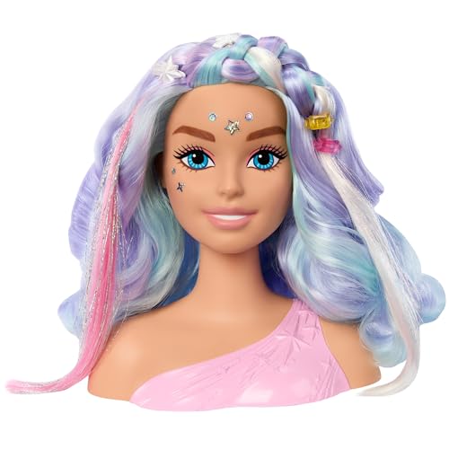 Barbie-Puppe Fairytale Styling-Kopf, Pastellfarbenes Fantasiehaar mit 20 Zubehörteilen, Puppenkopf zum Frisieren - HMD82 von Barbie