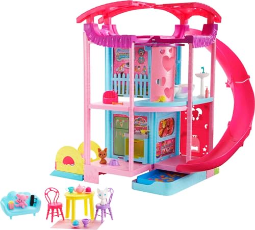 BARBIE Chelsea Spielhaus - 3 Etagen mit Verwandlungsfunktion, geheime Spielbereiche, Aufzug, Pool, Rutsche, 2 Haustiere und mehr als 20 Zubehörteile, für Kinder ab 3 Jahren, HHX44 von Barbie