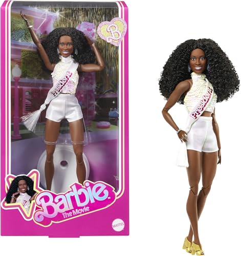 Barbie The Movie Sammelpuppe, ISSA Rae als Präsidentin glitzernden weißen Set aus Bluse und Shorts, dunklen, lockigen Haaren & Präsidentinnen-Schärpe, JBJ55 von Barbie