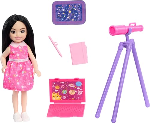 Barbie Spielzeug Chelsea Puppe & Zubehör Astronomen Set Karriere Brunette Kleine Puppe mit 5 Wissenschaft Themateile inklusive Teleskop von Barbie