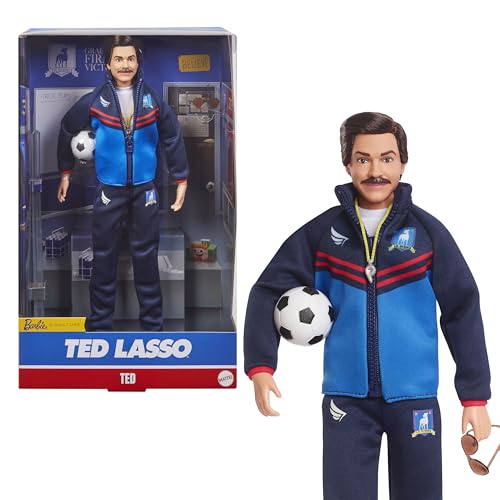 BARBIE Ted Lasso - Puppe im blauen Trainingsanzug mit AFC Richmond Logo, Pilotensonnenbrille, Pfeife, Fußball, Sneaker, für Fans der Serie, HJW91 von Barbie