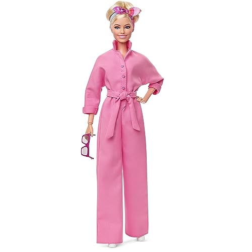 BARBIE THE MOVIE Margot Robbie - Puppe mit Kaugummi-Rosa Jumpsuit, Messy Updo, Sonnenbrille, Kopftuch, Wedge-Sneakers, Sammlerverpackung, für Kinder ab 3 Jahren, HRF29 von Barbie