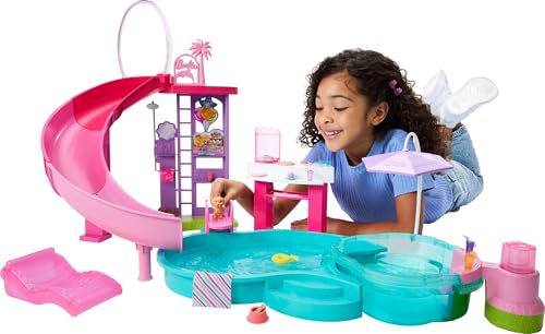 Barbie Traumpool Spielset mit sechs Spielbereichen, einschließlich Rutsche und schäumendem Whirlpool sowie über 20 Zubehörteilen wie Haustier, Schwimmringe und mehr, JKG83 von Barbie