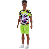 MATTEL HBV23 Barbie Ken Fashionistas Puppe, athletisch, schwarzes lockiges Haar, buntes Shirt MATTEL HBV23 Barbie Ken Fashionistas Puppe, athletisch, schwarzes lockiges Haar, buntes Shirt von Barbie